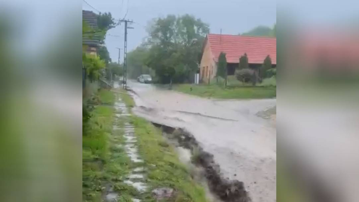 Ismét elöntötte az eső a Fejér vármegyei települést, szinte csak csónakkal lehet közlekedni – videók a helyszínről