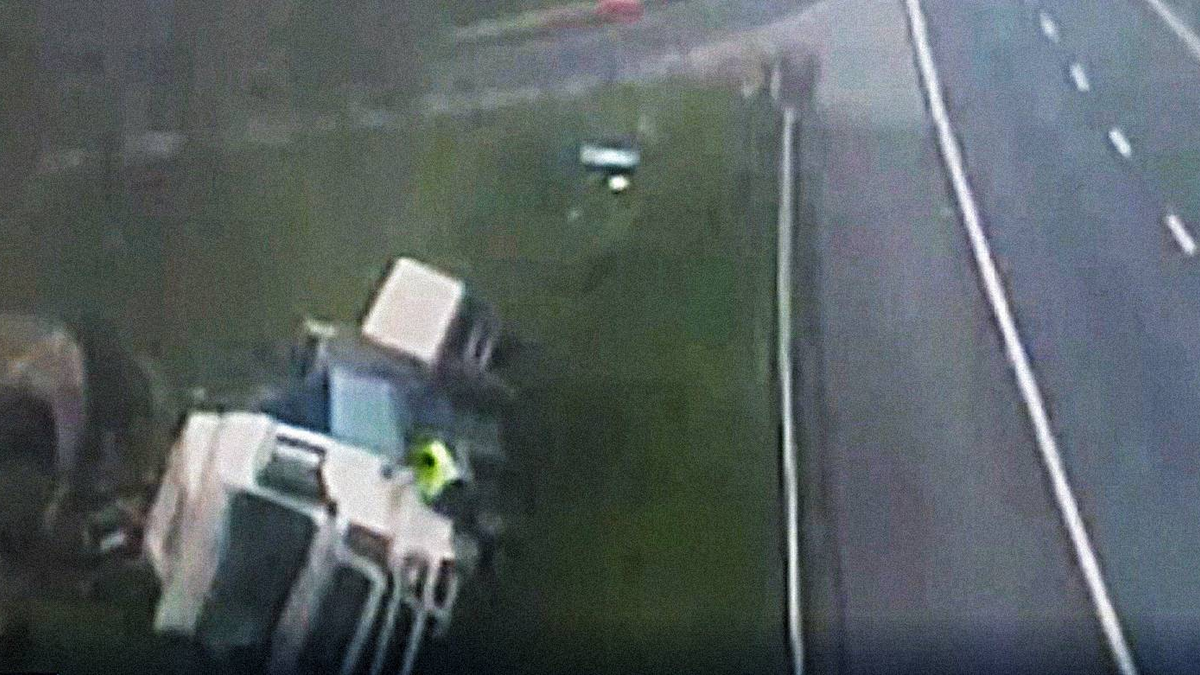 Sokkoló videó: fékezés nélkül hajtott az árokba egy kamion az M3-ason