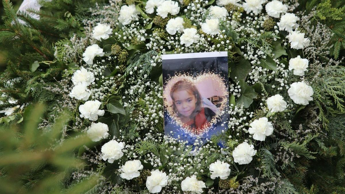 Szomorú gyereknap: Mercikét is meglátogatja a temetőben a csányi mászókabalesetben elhunyt kislány családja