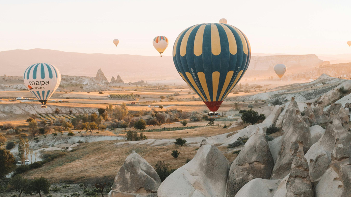 Kigyulladt a hőlégballon, egy ember meghalt – drámai videó
