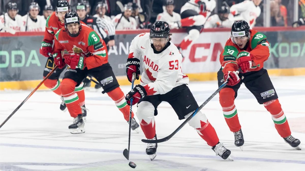 Zach Boychuk (középen) szerezte a kanadai hokisok első gólját 