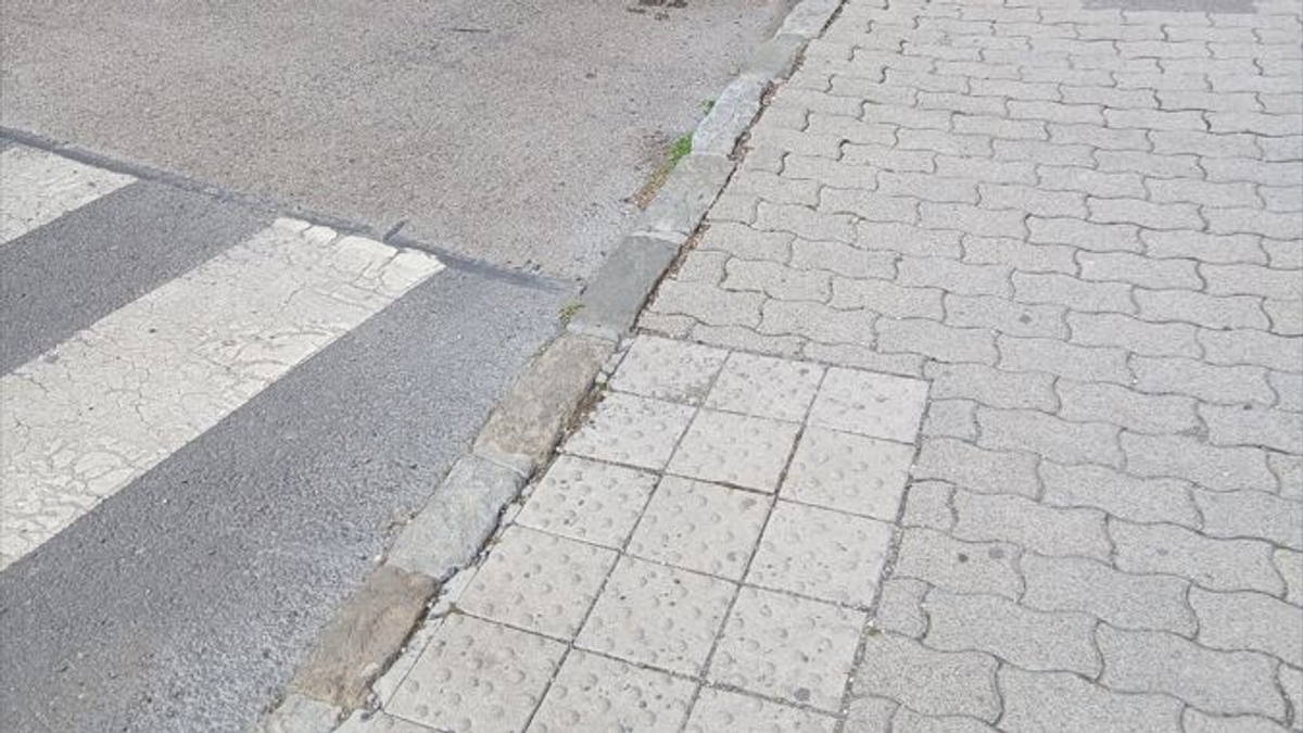 Az obszcén, egyedi rendszámos fekete terepjárósnak nem számítanak a szabályok, a zebra mellé parkolt - fotó