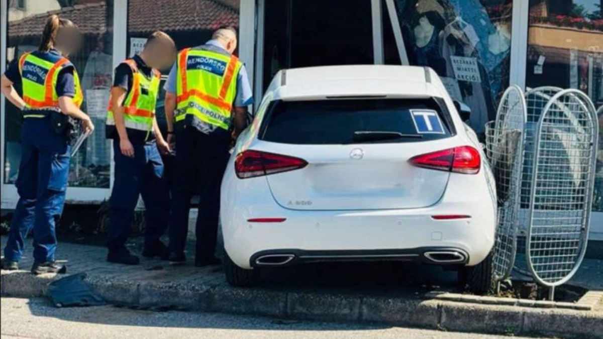 "Fentről nagyon vigyáztak rám" - Kirakatba csapódott a tanulóvezető a Mercedesszel  - Fotók
