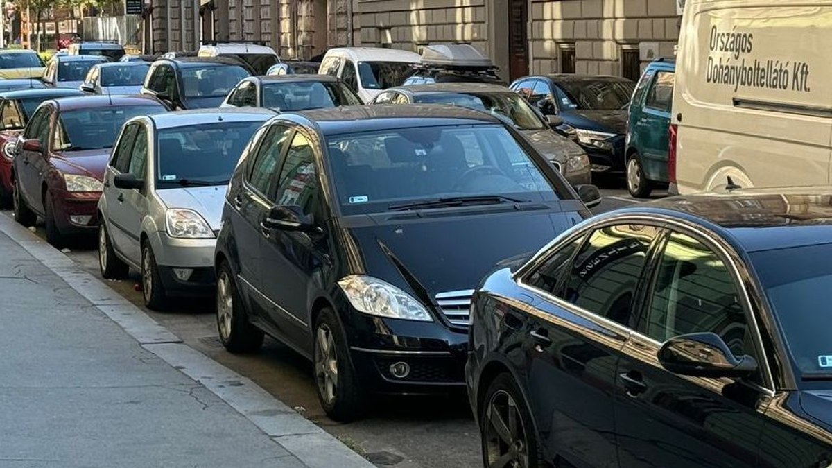 Újabb pofon az autósoknak Erzsébetvárosban -  most a Síp utcában szűnik meg a parkolás