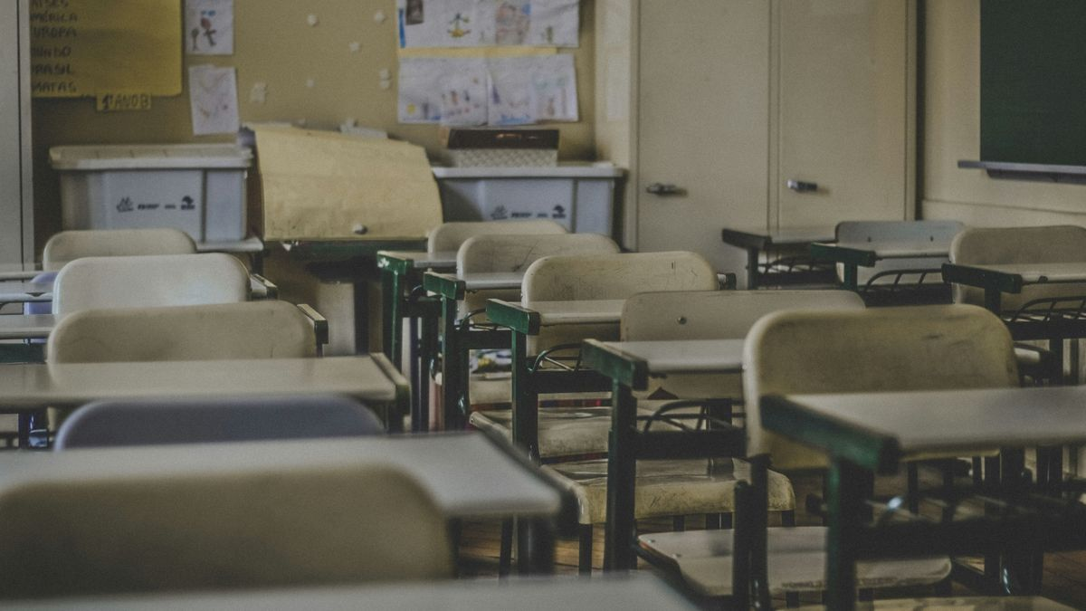 Azonnal beszüntették a tanítást: az osztályteremben, a gyerekek szeme láttára halt meg egy diáklány