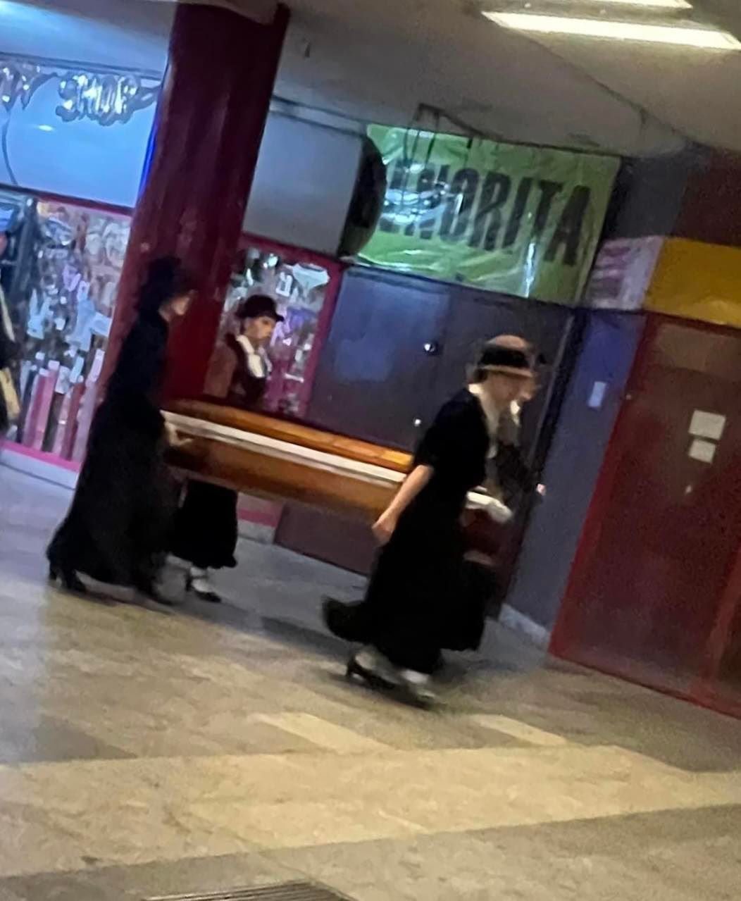 A Nyugati-pályaudvar aluljárójában abszurd dolgok történtek tavaly tavasszal. Idén a Ferenciek terén történnek furcsa dolgok. 