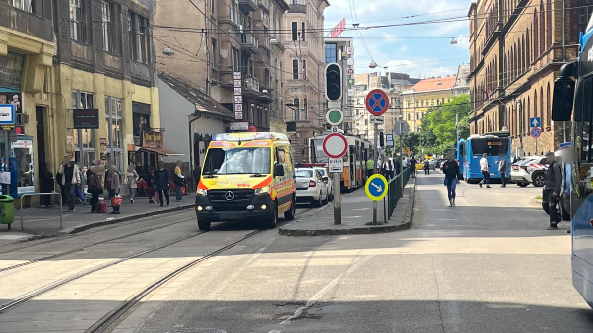 Most érkezett: villamos alá esett egy utas a Blahán - fotókon a mentés drámai pillanatai