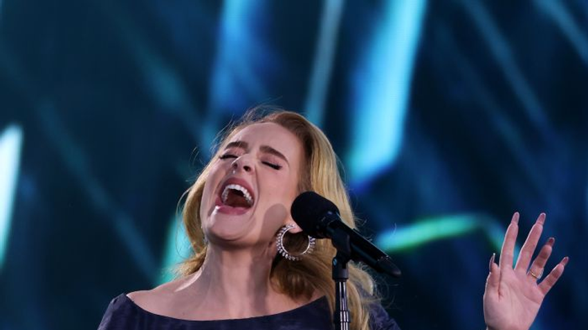 A művésznő fájdalmasan őszinte dalszövegeivel, füstös hangjával és ikonikus balladáival írta be magát a zene történelmébe. Adele május 5-én ünnepli 37. születésnapját.