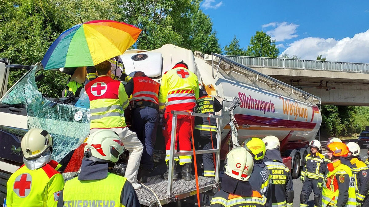 Saját kollégája zúzta le a magyar kamionost: mentőhelikopter is érkezett, fotók a helyszínről
