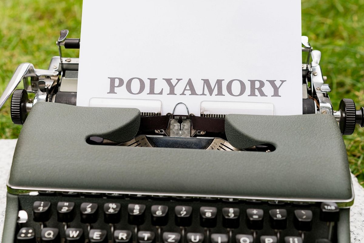 Menyasszonyy és vőlegénye poliamporia kapcsolatban élnek