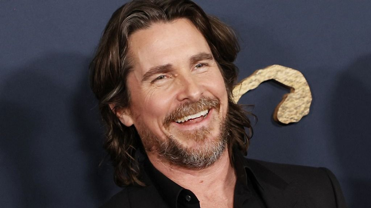 Tényleg ő lenne? Totálisan lerobbant a hollywoodi legenda, kopaszodva járja az utcákat