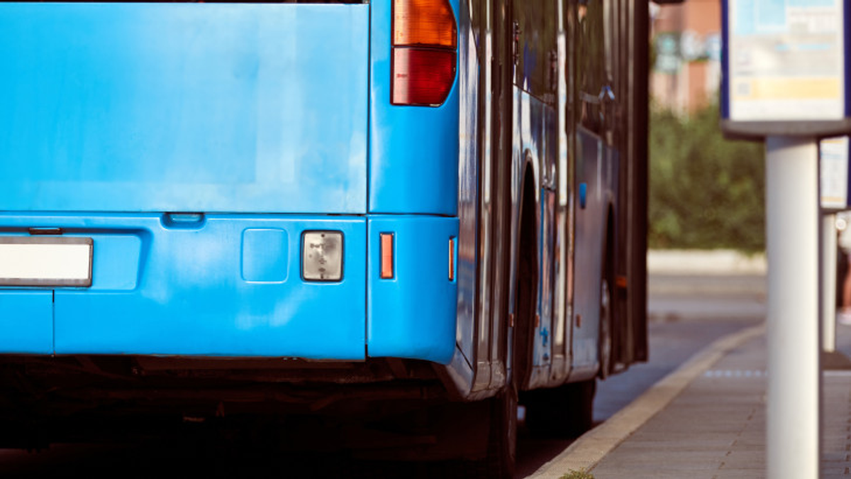 Leállt a tömegközlekedés Budapesten: utasokkal teli buszba hajtott a teherautó, azonnal menteni kell