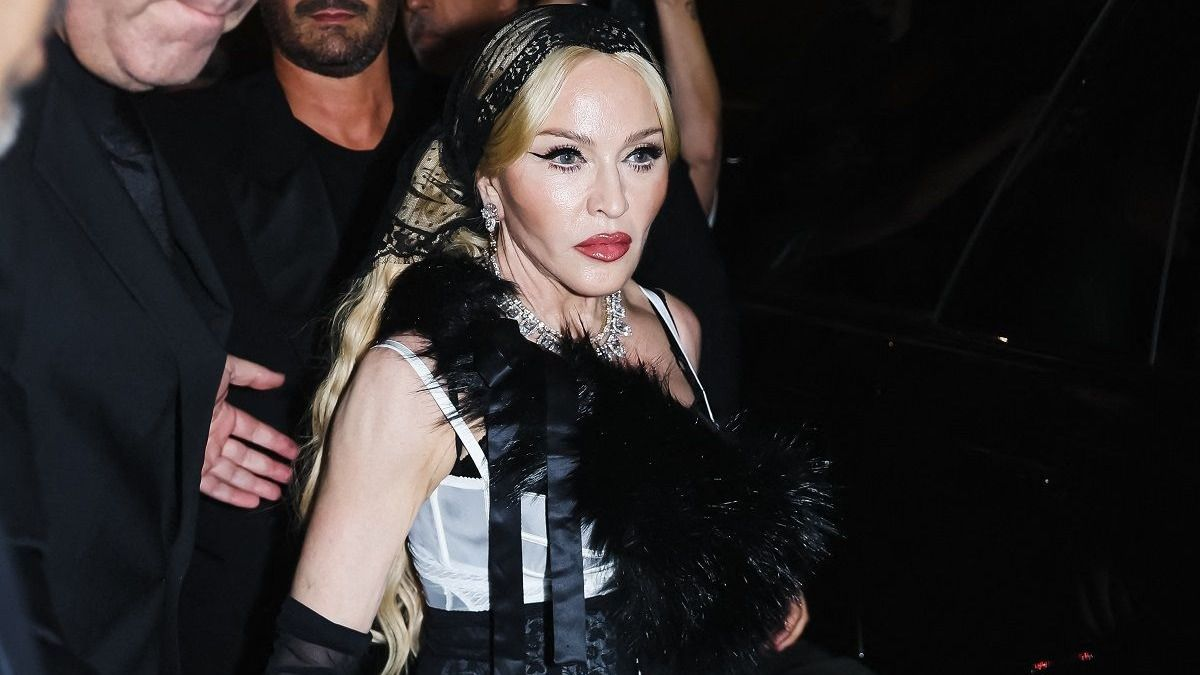 Mindenki erről beszél: Madonna az ágyból készített szexi fotókat!