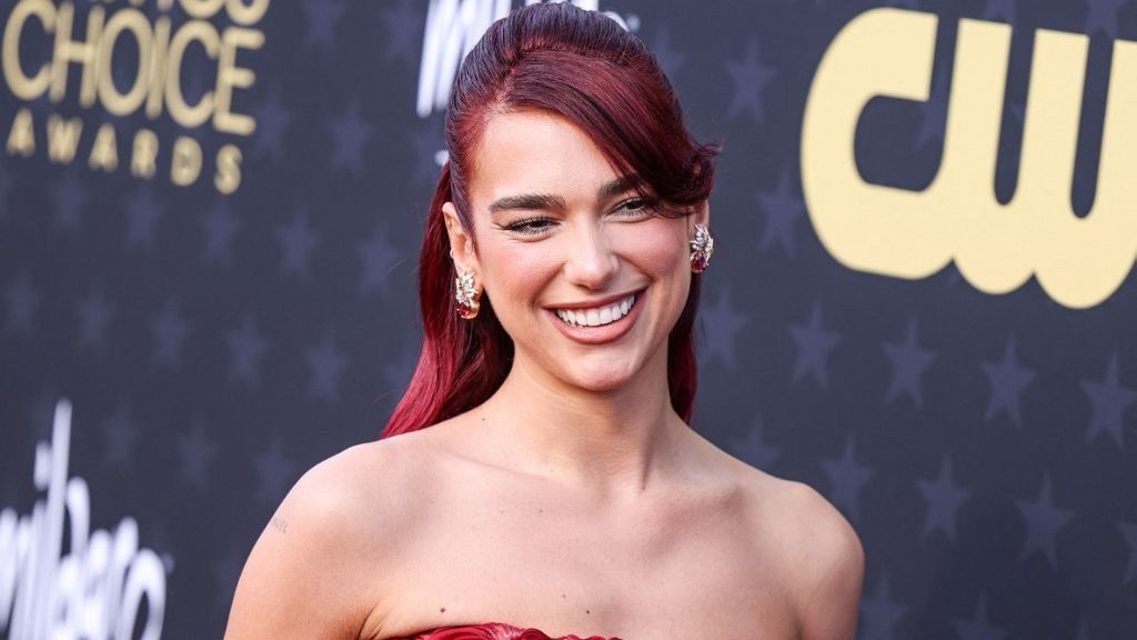 alt=Dua Lipa nemcsak szépségével hódít, hanem fülbemászó slágereivel is