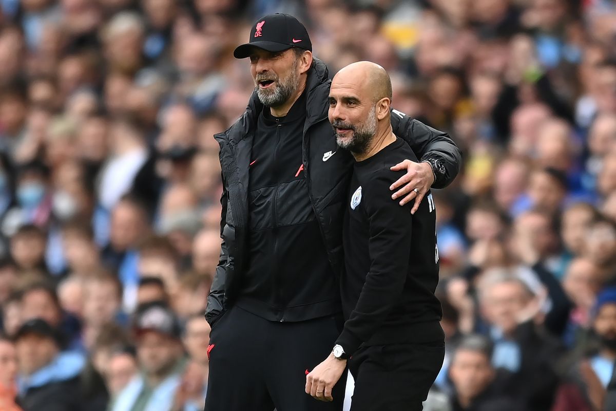 Jürgen Klopp (balra) és Pep Guardiola szerint is túlterhelik a focistákat a klub-vb-n 