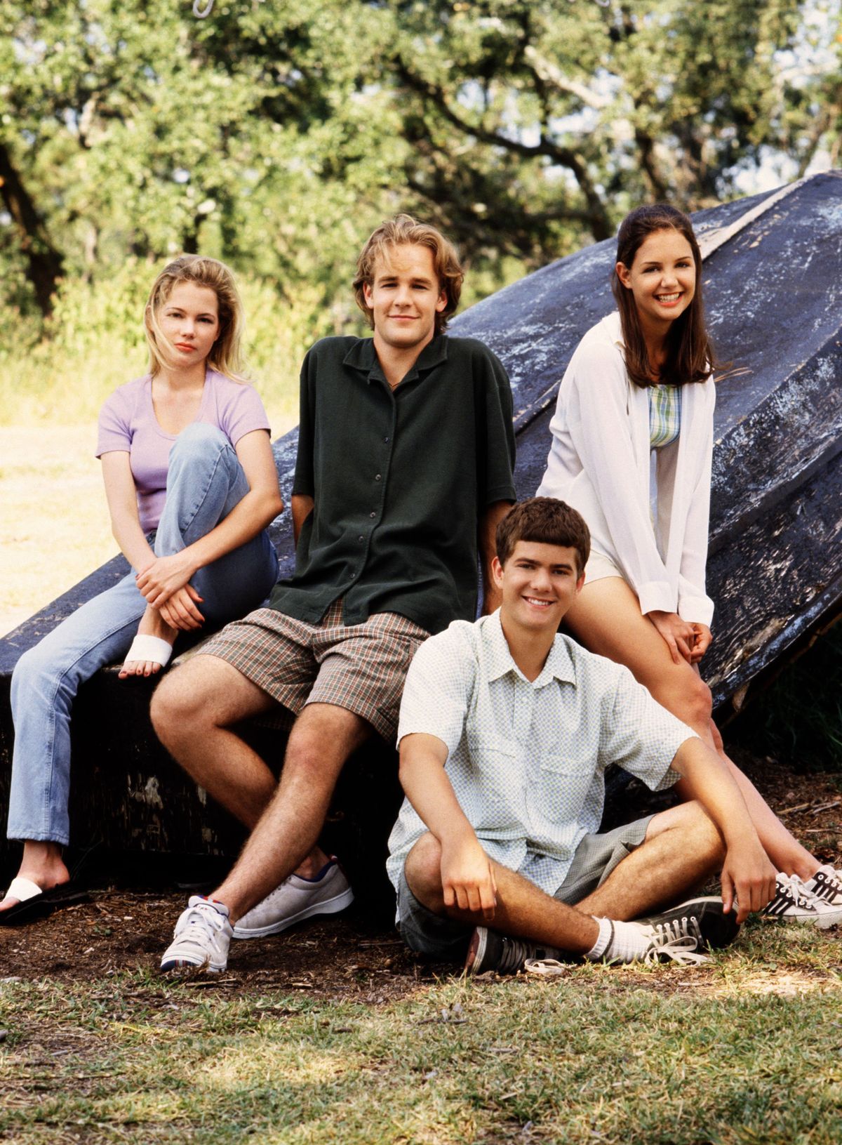 KATIE HOLMES , JOSHUA JACKSON , MICHELLE WILLIAMS  and JAMES VAN DER BEEK  in DAWSON'S CREEK (1998).