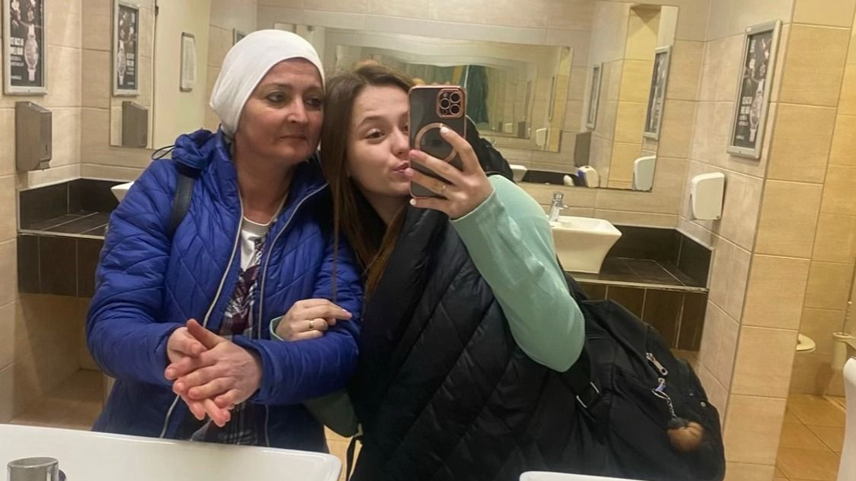 "Anyukánk mindig erős volt. Most mi próbálunk erősek lenni érte " - Evelin lányai elképesztő szeretettel küzdenek daganatos édesanyjukért