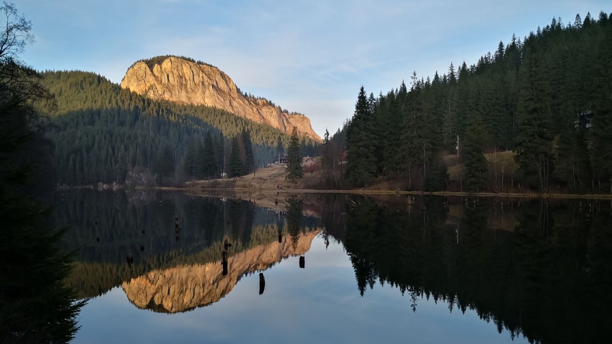 Autumn,Scenery,Of,Mountain,Lake,Lacul,Rosu,(red,Lake,Or