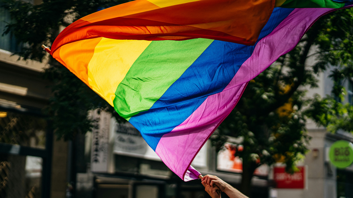 Elutasította a Kossuth-díjas énekesnő, hogy a hangját használták a kokárdás Pride-botrányhoz