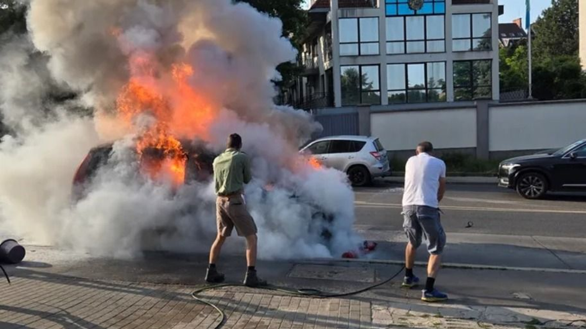 Felcsaptak a lángok a budapesti kazah nagykövetség előtt