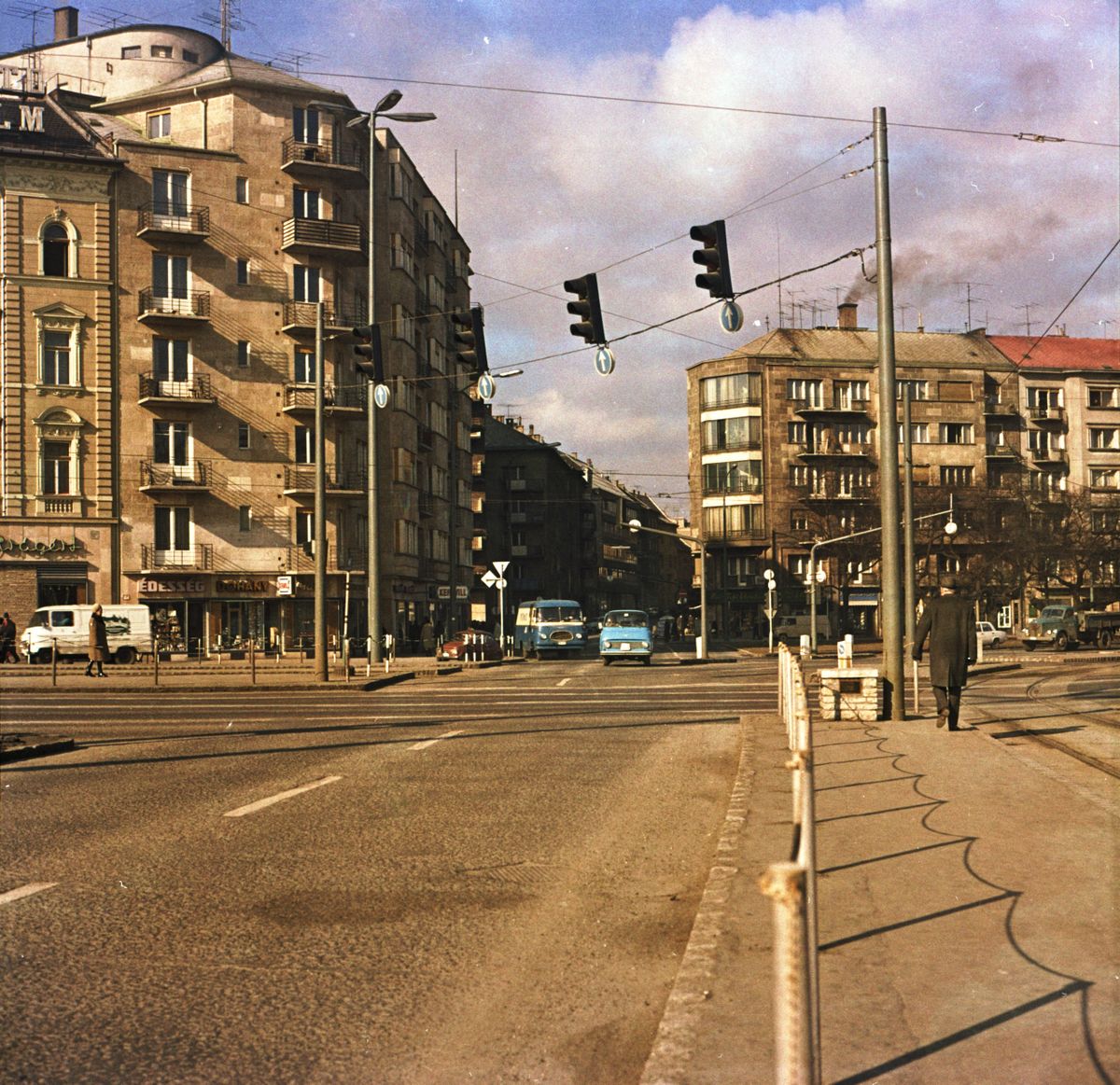 Retró: Krisztina körút a Magyar Jakobinusok tere és a Városmajor utca felé nézve, balra az Alkotás utca.