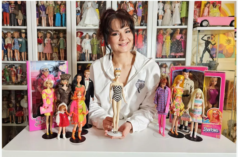alt=Egy Barbie-rajongó számára nincsen lehetetlen - Dawn Austin elképesztő összeget ölt bele a gyűjteményébe