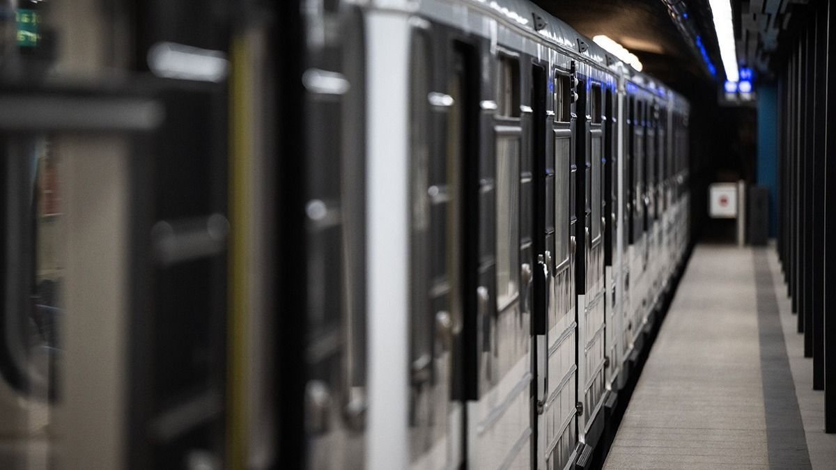 Kicsi a metróülés? Odamondó kártyát hagytak az M2-es metróban