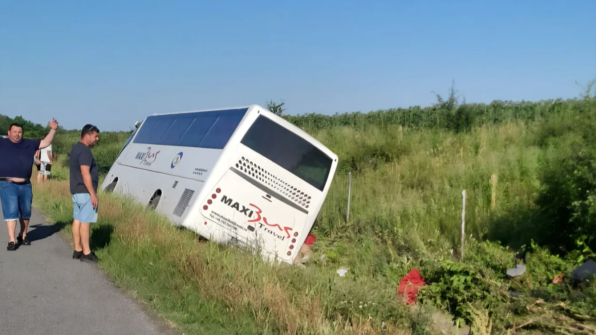 Tragédia: felborult egy gyerek-kosárlabdacsapatot szállító busz, halott is van