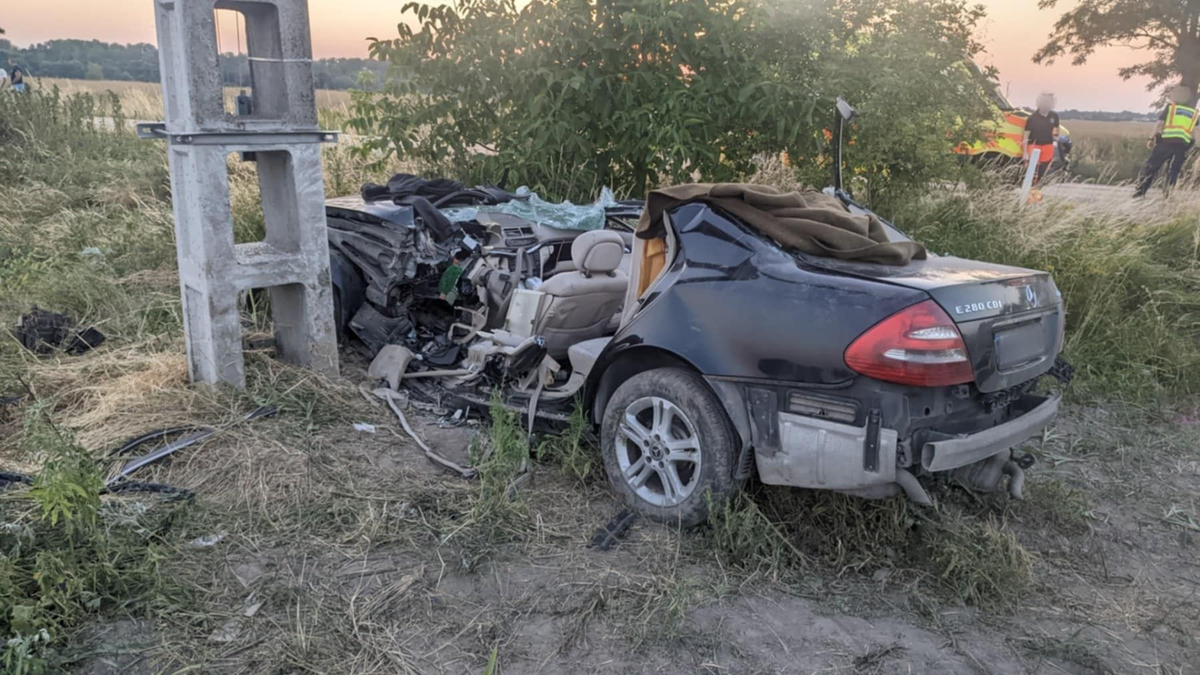 Oszlop szelte ketté a Mercedest, a roncs mellett halt meg a sofőr Ráckevénél - fotókkal