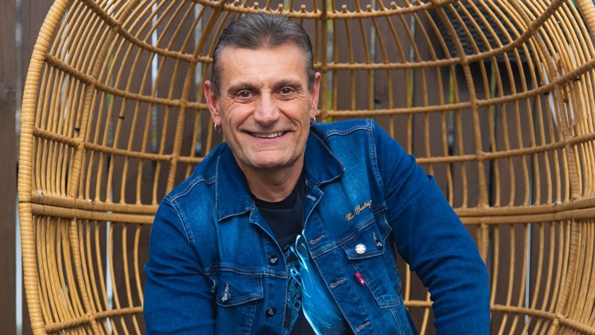 „A gitárral ástuk ki a buszt a hó alól!” – Sipos Peti elfeledett sztorija, amin még most is sírva nevetnek