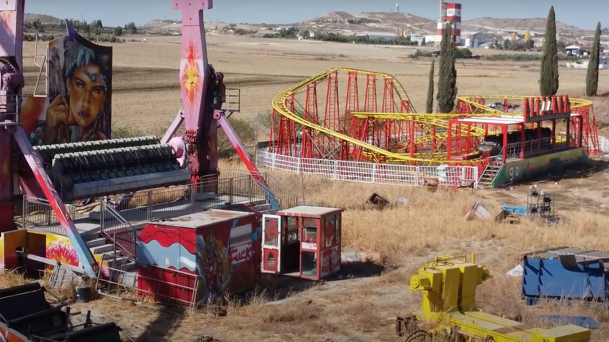 Por lepte dodzsemek az elhagyatott vidámparkban: lassan minden játék az enyészeté lesz – urbex galéria