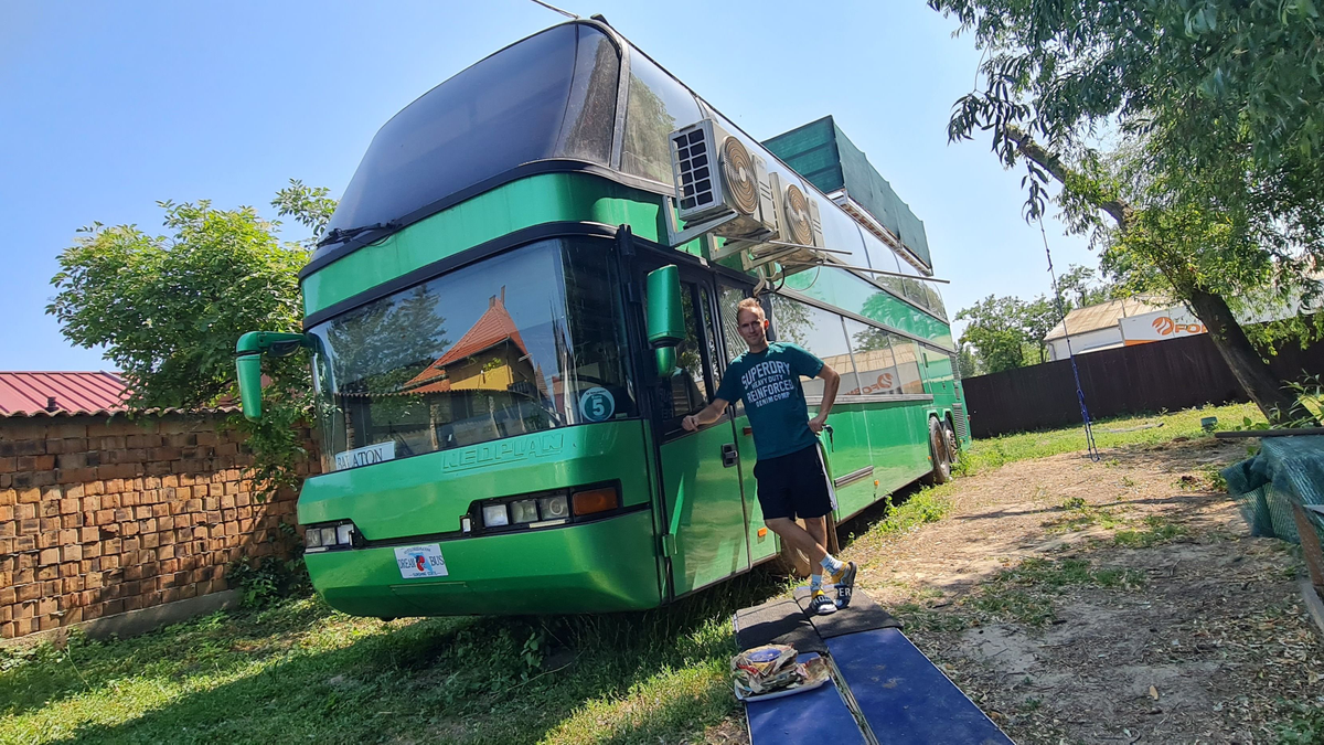 „Ez semmihez sem hasonlítható” – az egész világ Miklós buszból épített luxusotthonán ámul – videó