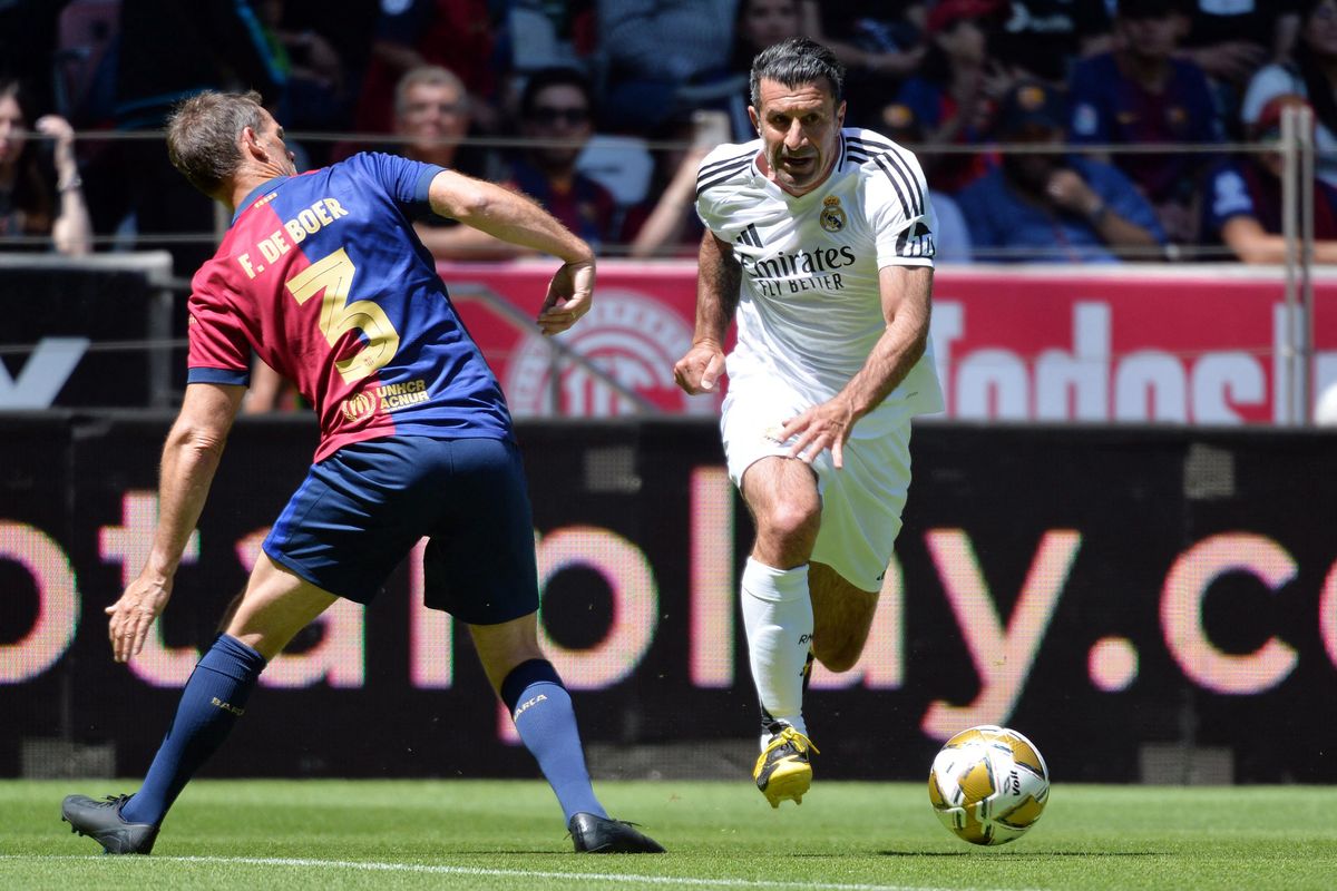 Luís Figo (jobbra) egy öregfiúk meccsen