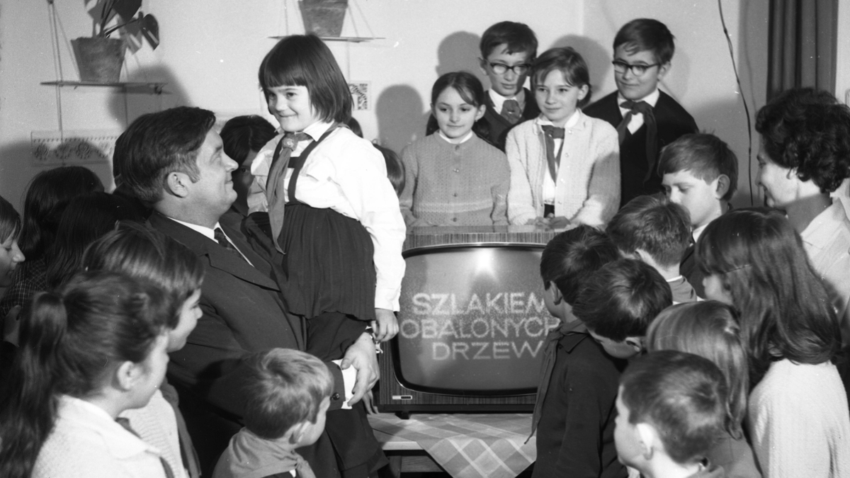 „Tedd már kicsit balra az antennát!” – így tévéztünk régen, képeken a tévénézés aranykora