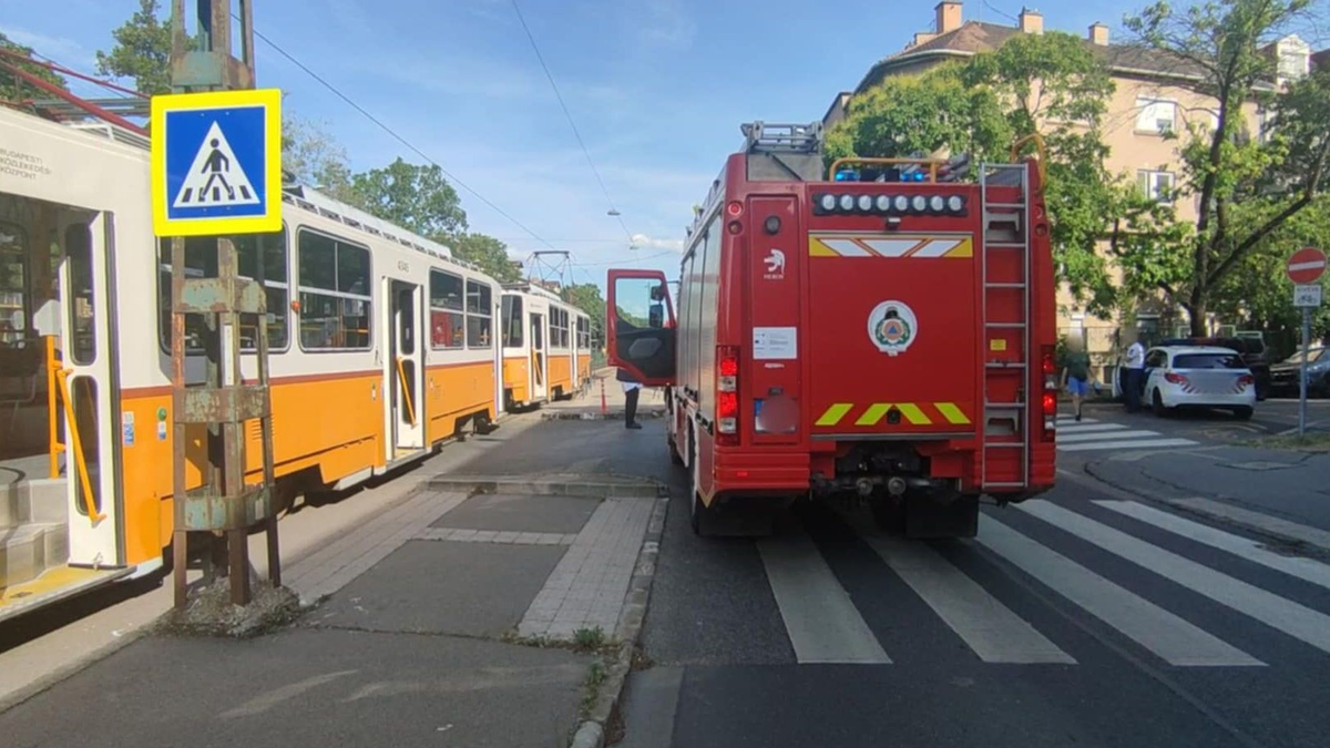 Kisfiú karja szorult a villamos alá Budán – megrázó fotók