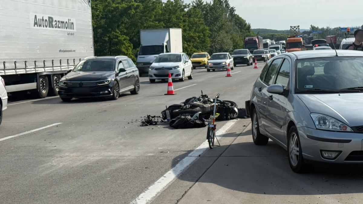 Most érkezett: borzalmas motorbaleset az M0-n, a pálya mellett harcoltak a motoros életéért – Fotók