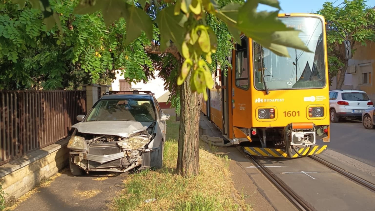 Baleset Pesterzsébeten: autó és villamos ütközött, elmenekült a sofőr - Galéria