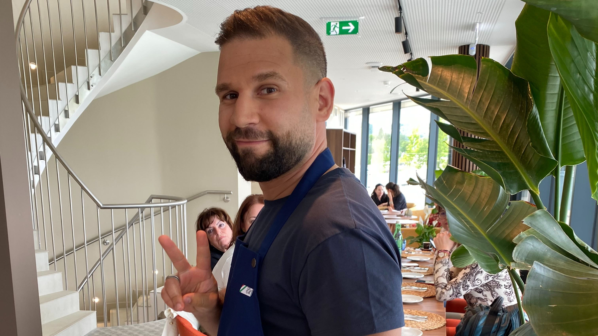 Rácz Jenő duplázott, és megmutatta nekünk, milyen az Y by Rácz Jenő dobostortája