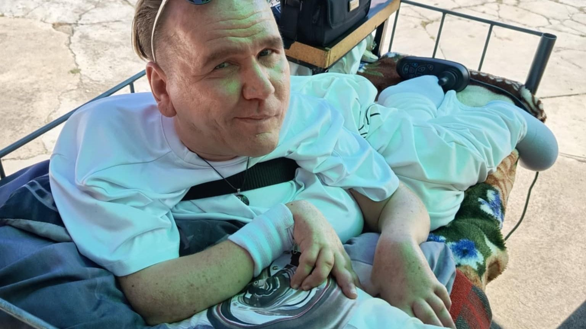 Hamarosan valóra válhat a különleges betegséggel küzdő Peres Roland álma