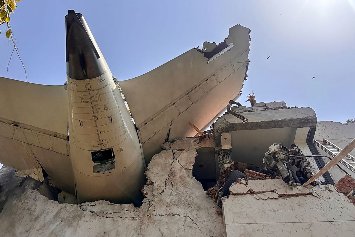 alt=Az Air India felszállása után nem sokkal megtörtént a katasztrófa - lezuhant egy Orvosi Kollégium épületébe