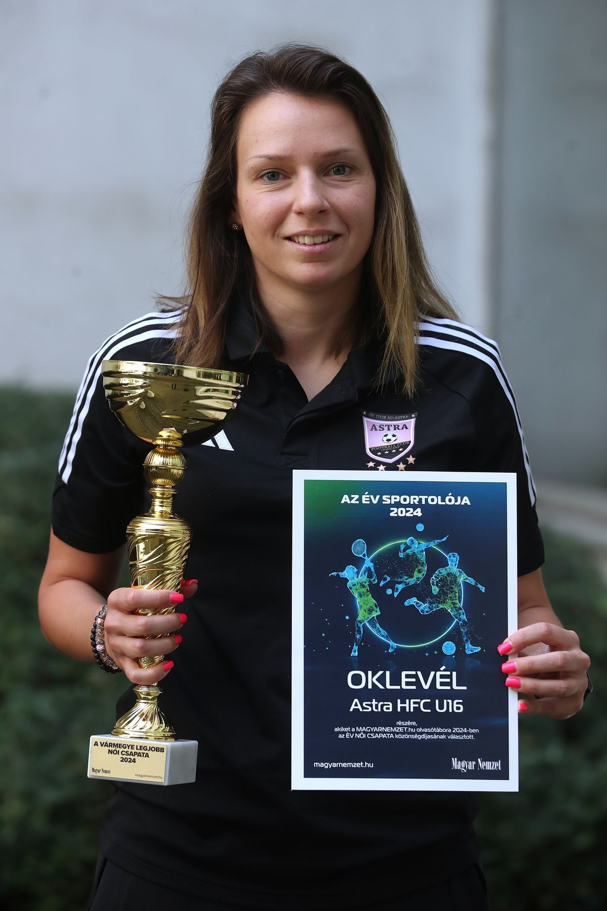 A díjat a tavalyi U16-os csapat edzője, Király Bianka vette át