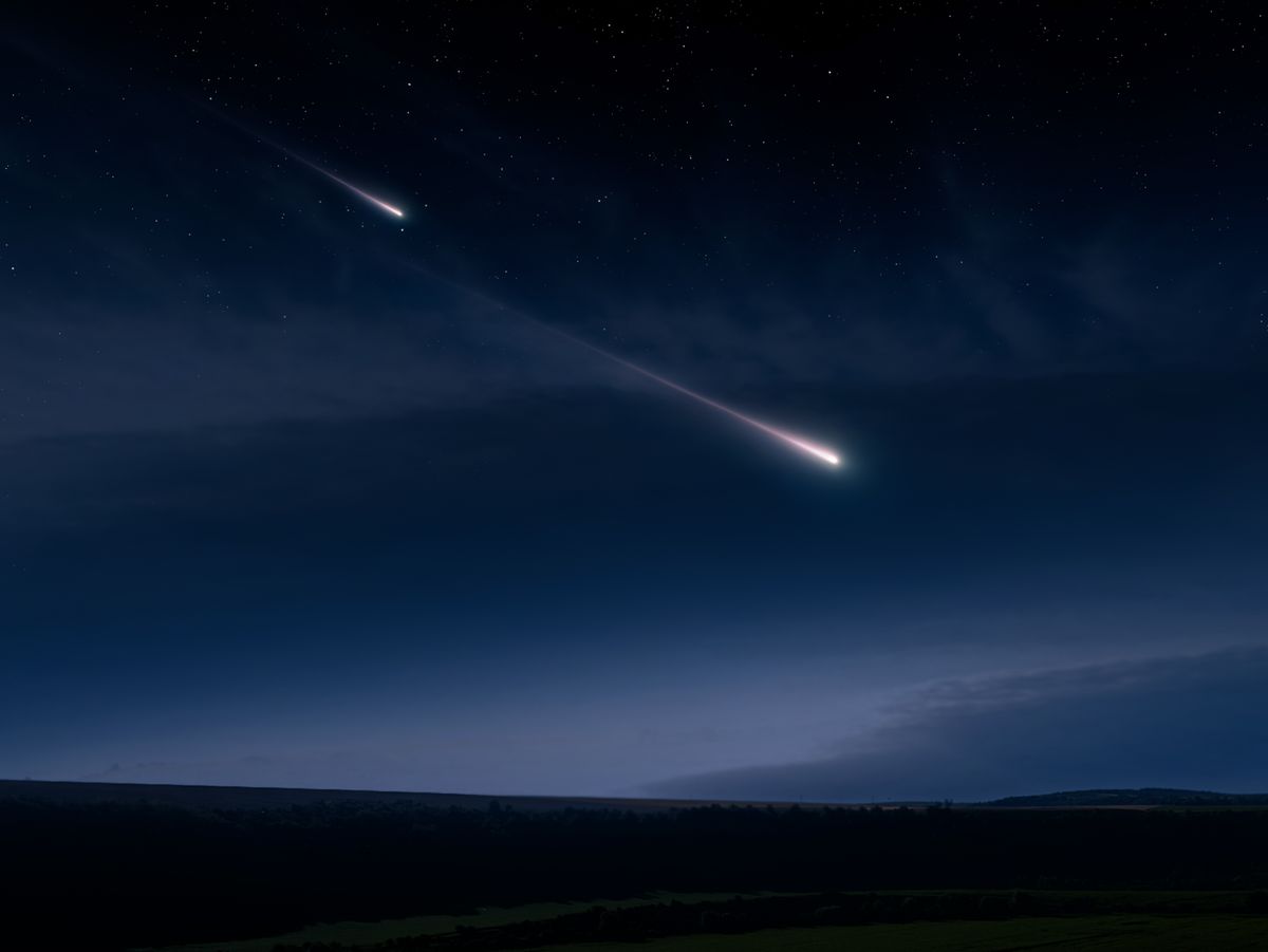 Shooting,Stars,Glow,In,The,Atmosphere.,Meteors,At,Night,,Celestial, meteorit