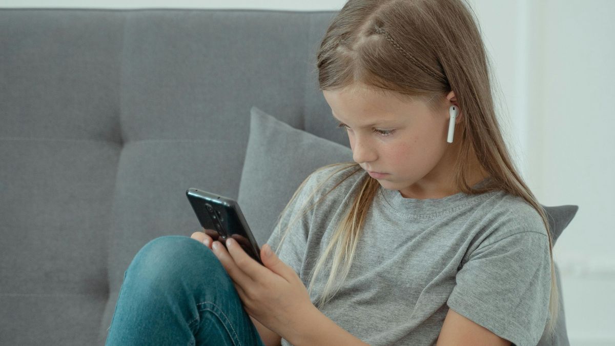 alt=A szülők féltik gyerekeiket a telefon használata közben is