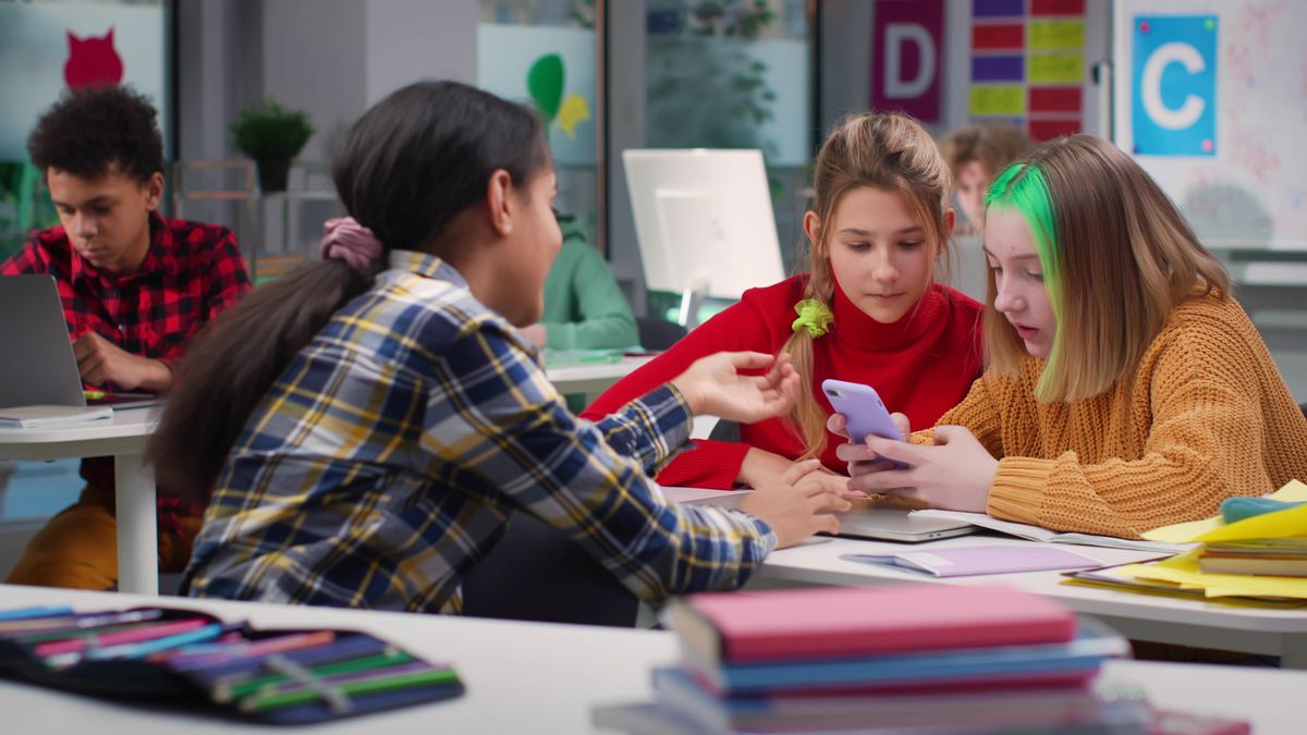 Diverse,Teen,Kids,At,School,Discuss,Content,On,Cellphone,Sitting, középiskola,