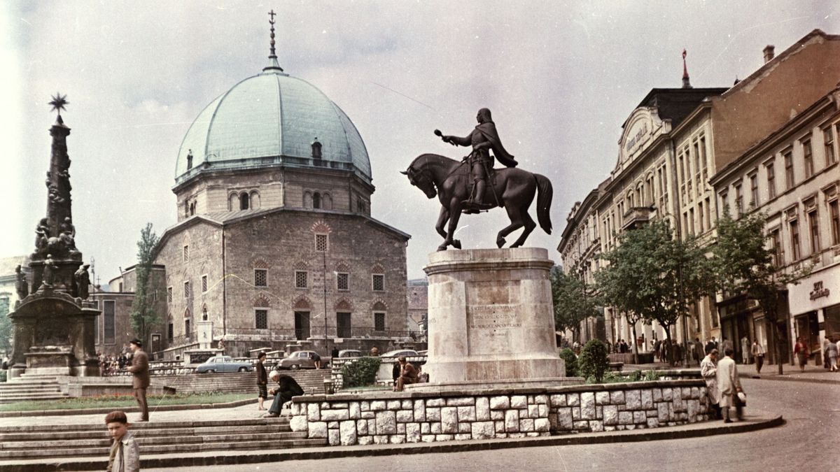 Hunyadi János szobra Pécsett