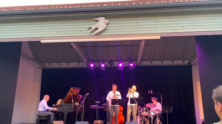 A Budapest Music Center Opus Jazz Clubja nyárra kiviszi az élő jazz muzsikát a Balaton-felvidékre, a salföldi Káli Fecskébe. A Szakcsi Jazzpéntekek a Modern Art Orchestra közreműködésével minden péntek este várják a hallgatókat  a Káli Fecskében vagy online a Szakcsi Rádióban.