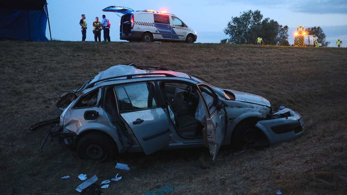 Brutális baleset bénította meg az M3-as autópályát, egy autóba szorult ember meghalt