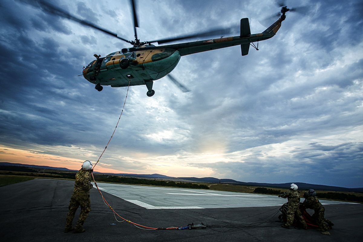 A Magyar Honvédség Mi-17 és H225M típusú helikopterei kulcsszerepet játszottak a lángok oltásában.