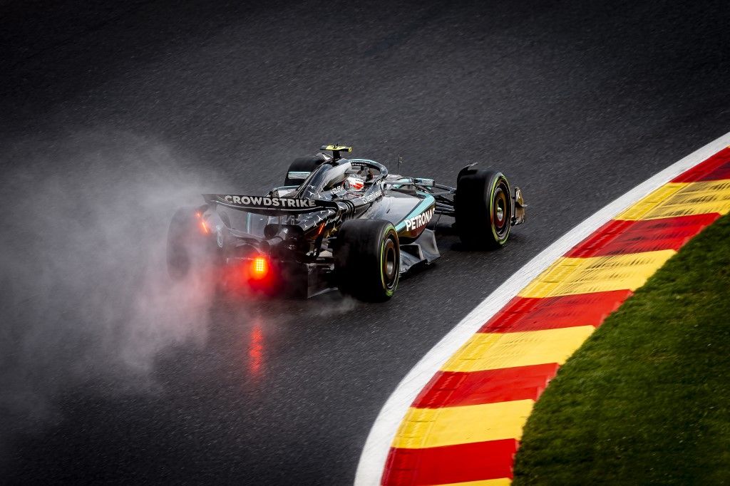 Lewis Hamilton kiállt Kimi Antonelli mellett