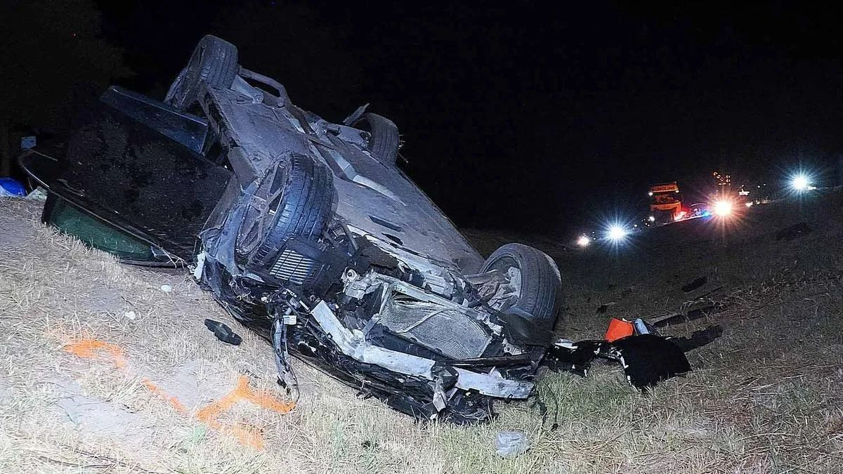 Rohant a mentő: tízen utaztak az M5-ön felborult autóban